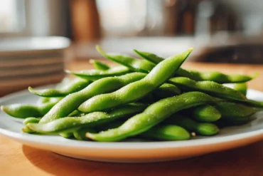 Geröstete Edamame in der Heißluftfritteuse - eine gesunde und schmackhafte Snack-Option.