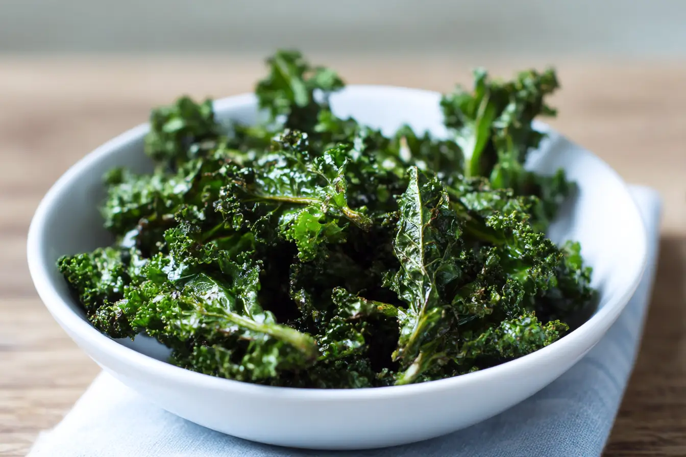Knusprige Grünkohlchips, zubereitet in der Heißluftfritteuse für einen gesunden Snack.
