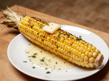 Leckerer Maiskolben aus der Heißluftfritteuse, perfekt zubereitet für Grillabende.