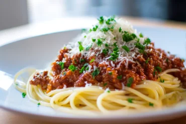 Herzhaftes Ragù Bolognese aus der Heißluftfritteuse, perfekt für Pasta-Liebhaber.
