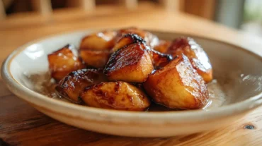 Leckere, goldbraun gebackene Äpfel aus dem Airfryer mit einer Prise Zimt.