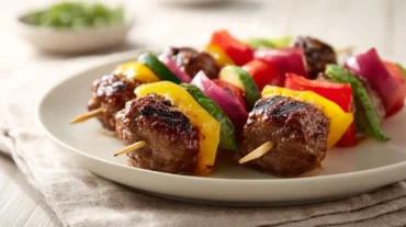 Leckere Cheeseburger Spieße aus der Heißluftfritteuse, perfekt für den Grillabend.