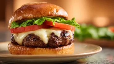 Saftige fertige Hamburger, die perfekt in der Heißluftfritteuse zubereitet werden.