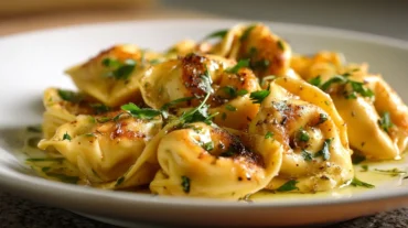 Leckere gebackene Tortellini aus der Heißluftfritteuse, perfekt knusprig und voller Geschmack.