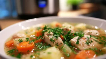 Herzhafte hausgemachte Hühnersuppe, zubereitet in der Heißluftfritteuse für ein gesundes und schmackhaftes Erlebnis.