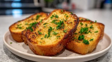 Knoblauchbrot aus dem Airfryer, perfekt knusprig und aromatisch.