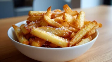 Knusprige Pastinaken Pommes aus der Heißluftfritteuse mit köstlichen Gewürzen.