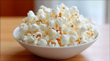 Leckeres Popcorn aus der Heißluftfritteuse mit perfekter Knusprigkeit und ohne zusätzliches Öl.