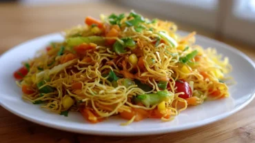 Leckere gebratene Nudeln mit frischem Gemüse, perfekt zubereitet im Airfryer.