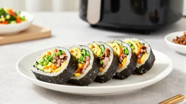 Leckere koreanische Kimbap, knusprig zubereitet im Airfryer für ein schnelles und gesundes Meal.