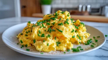 Leckeres Rührei zubereitet im Airfryer für ein schnelles Frühstück.