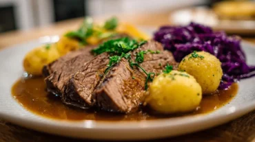 Saftiger Sauerbraten vom Rind, zubereitet im Airfryer für ein perfektes Aroma.