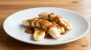 Leckere gebackene Banane mit Zimtquark, zubereitet im Airfryer für einen gesunden Snack.