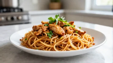 Leckere gebratene Nudeln mit Hähnchen, zubereitet im Airfryer für ein gesundes und schnelles Gericht.