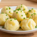 Leckere Kartoffelknödel aus der Heißluftfritteuse, perfekt goldbraun und knusprig.