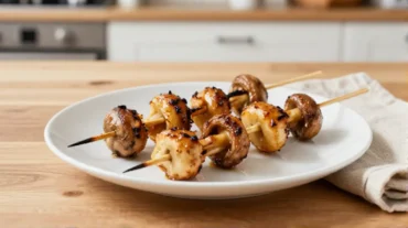 Leckere Knoblauch-Pilz-Spieße im Airfryer für ein perfektes Grillvergnügen.