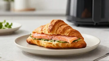 Leckeres Lachs-Croissant im Airfryer mit knusprigem Teig und frischem Lachs.