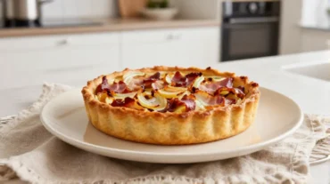 Leckere Zwiebelkuchen mit Speck, frisch zubereitet im Airfryer für einen knusprigen Genuss.