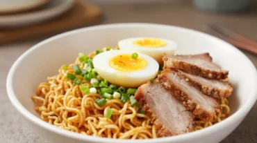 Leckeres Ramen aus der Heißluftfritteuse mit frischen Zutaten und aromatischer Brühe.