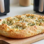 Leckere Knoblauch-Focaccia, perfekt zubereitet im Airfryer für ein köstliches Aroma.